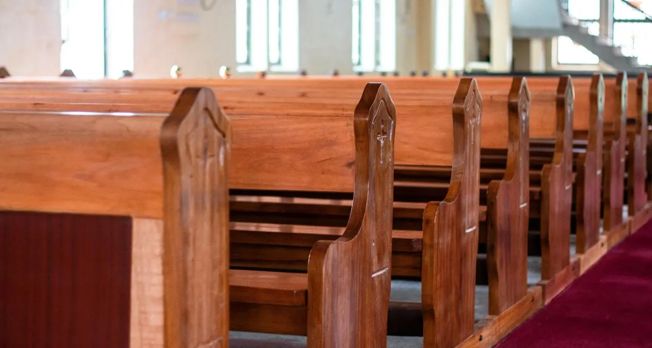 Chiese vuote, coscienze in fuga: perché la fede non parla più alle nuove generazioni\n