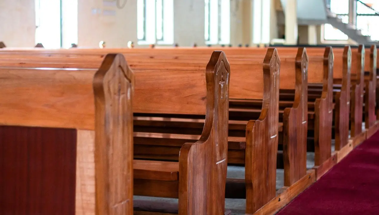 Chiese vuote, coscienze in fuga: perché la fede non parla più alle nuove generazioni\n