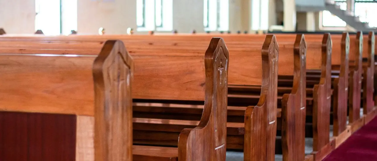 Chiese vuote, coscienze in fuga: perché la fede non parla più alle nuove generazioni\n