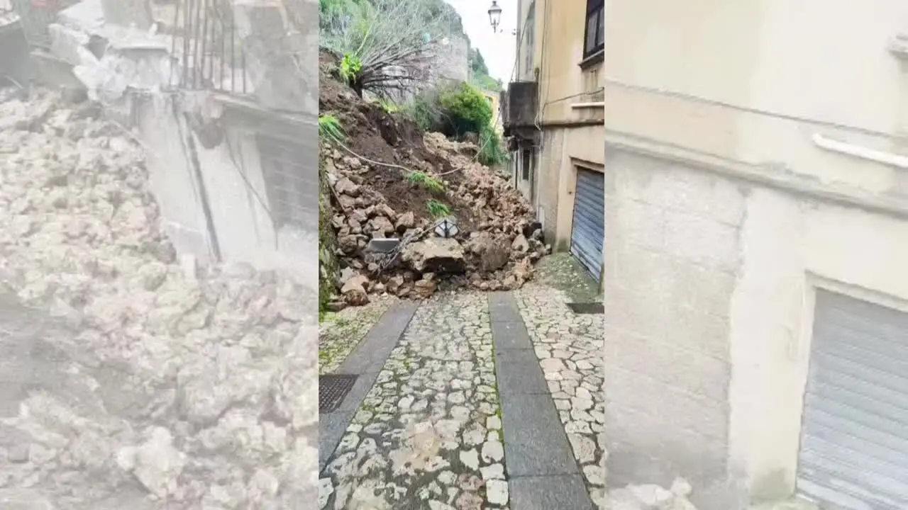 Frana a Stilo travolge casa e auto