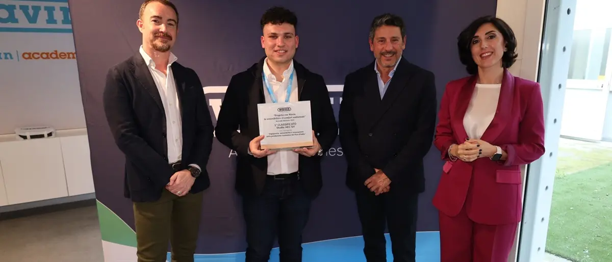 I\u00A0reggini\u00A0Domenico Tripodi\u00A0e Francesco Favasulisul podio\u00A0del concorso “Progetta con Wavin la sostenibilità e il comfort ambientale”\n\n\n
