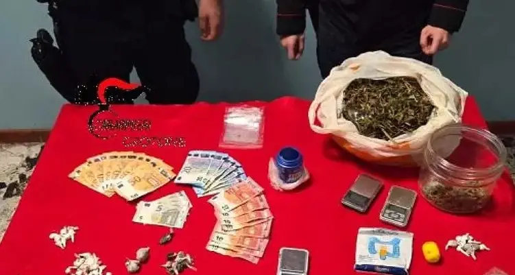 Roccabernarda, nasconde 36 dosi di cocaina e 12 bustine di hashish nel camino: arrestato\n