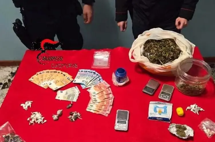 Roccabernarda, nasconde 36 dosi di cocaina e 12 bustine di hashish nel camino: arrestato\n