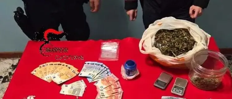 Roccabernarda, nasconde 36 dosi di cocaina e 12 bustine di hashish nel camino: arrestato\n