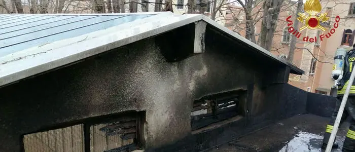 Incendio alla Biennale di Venezia, in fiamme il tetto del Padiglione Serbia: interventi difficili per il vento\n