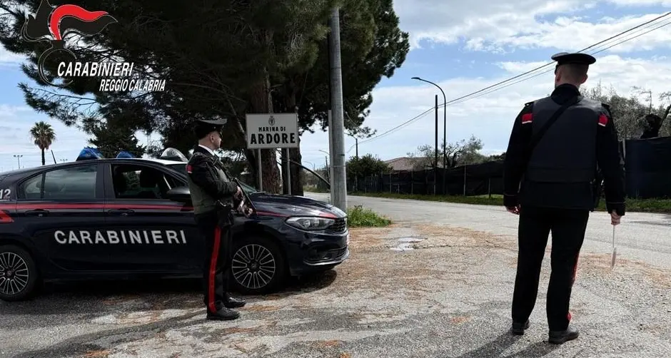Ardore, minaccia i familiari con un coltello per ottenere soldi: arrestato\n