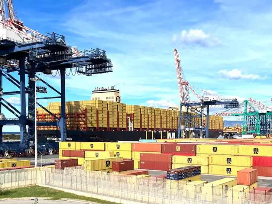 «Materiale bellico» per Israele al porto di Gioia Tauro, 8 container sotto ispezione: contengono barre d’acciaio