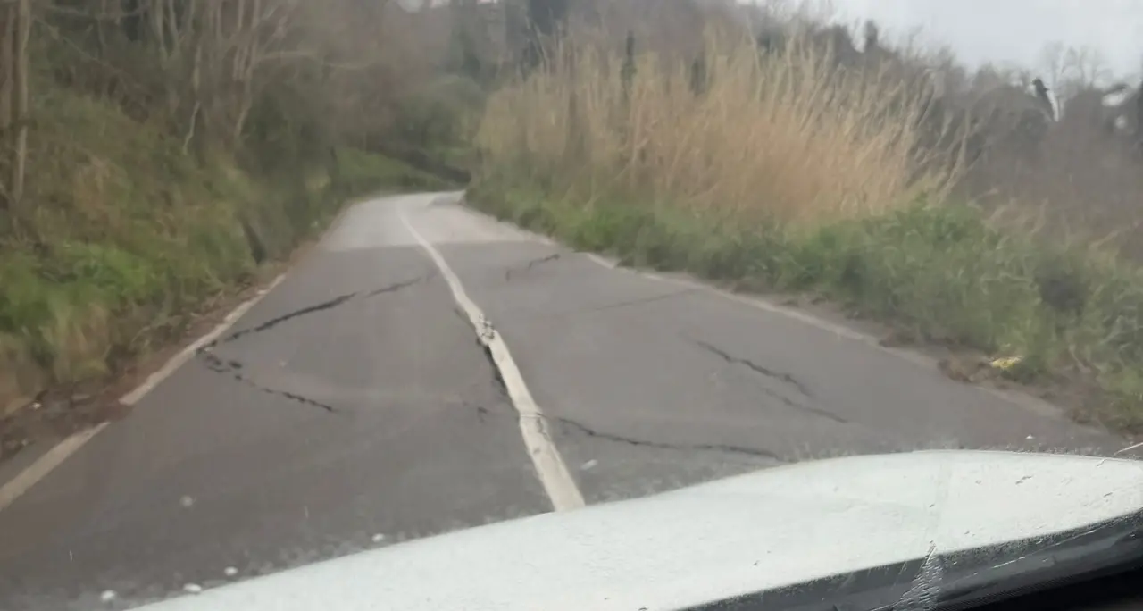 Maltempo, altre due strade chiuse nell’entroterra viboese: San Nicola da Crissa sempre più a rischio isolamento\n