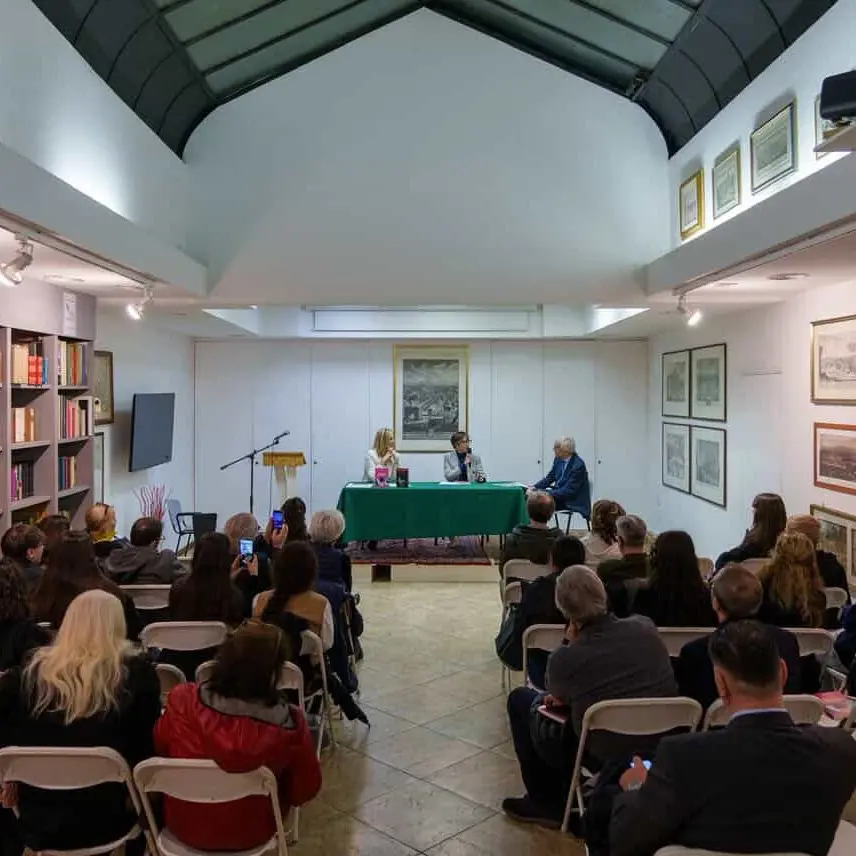 Edizioni Opposto a Roma: sala piena e dialogo tra classicità e contemporaneità\n
