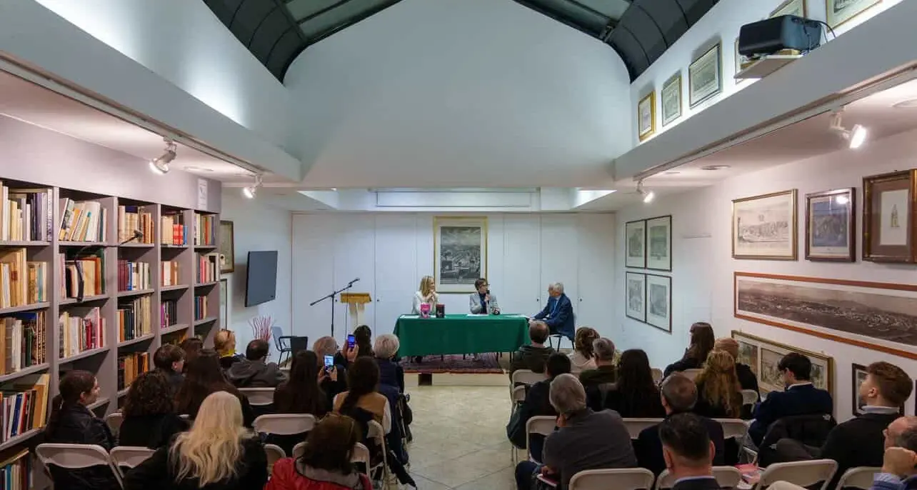 Edizioni Opposto a Roma: sala piena e dialogo tra classicità e contemporaneità\n