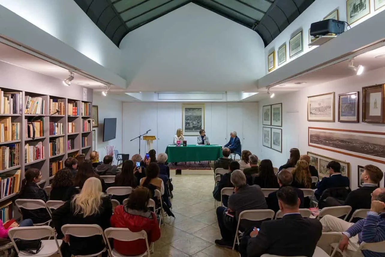 Edizioni Opposto a Roma: sala piena e dialogo tra classicità e contemporaneità\n