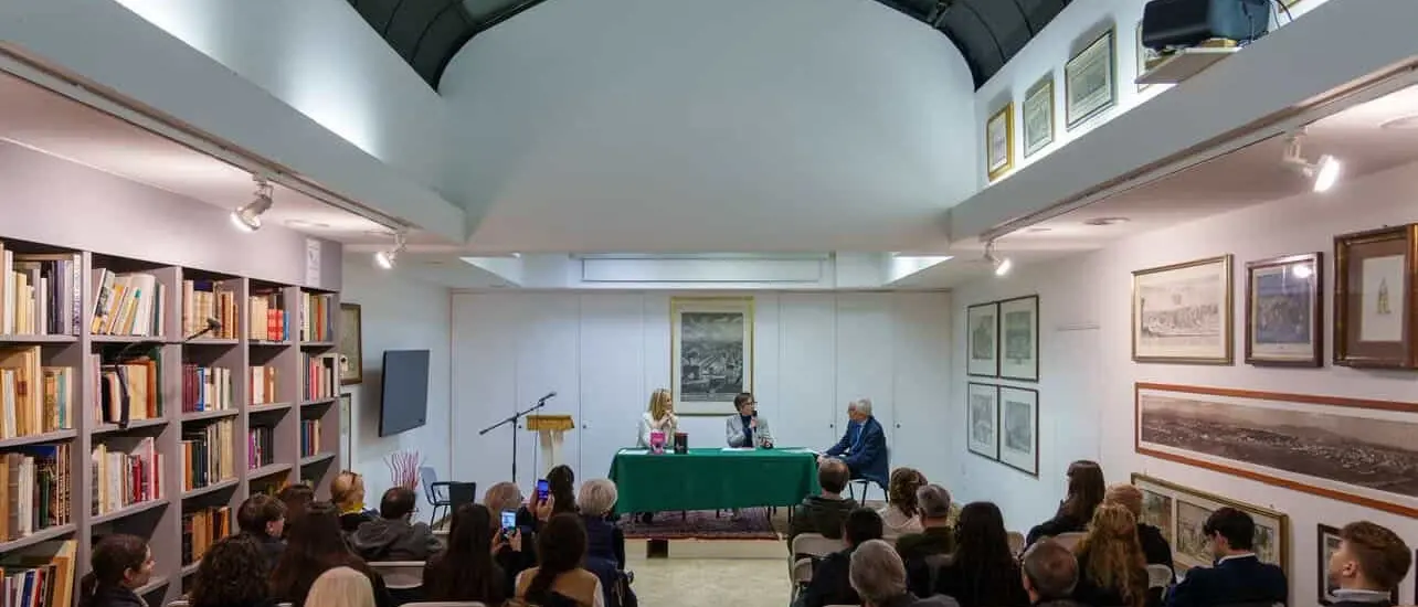 Edizioni Opposto a Roma: sala piena e dialogo tra classicità e contemporaneità\n