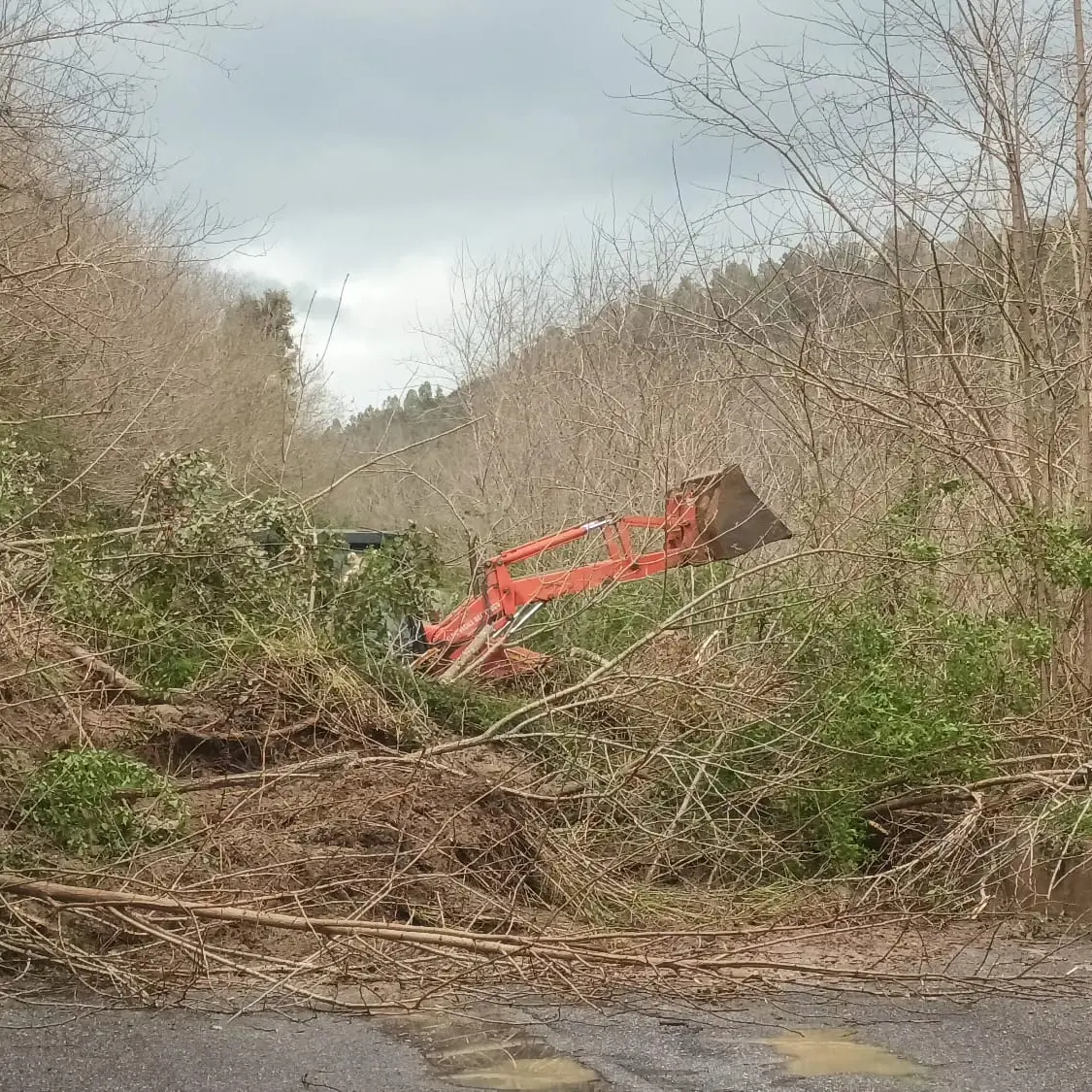 Frana sulla statale delle Serre: traffico interdetto a Soriano. Anas al lavoro per la messa in sicurezza: «Riapertura totale entro 48 ore»\n
