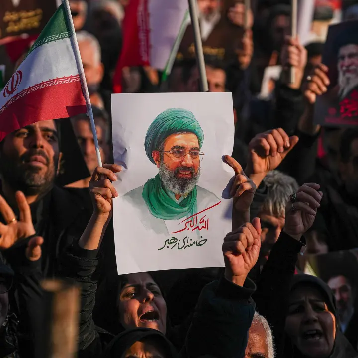 Dopo la morte di Khamenei il regime si riorganizza sotto le bombe: chi comanda adesso in Iran\n