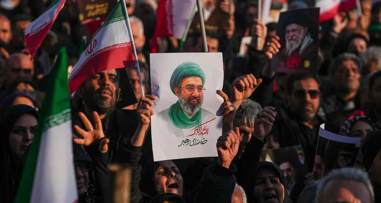 Dopo la morte di Khamenei il regime si riorganizza sotto le bombe: chi comanda adesso in Iran\n