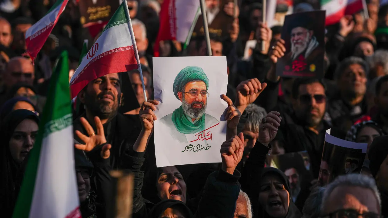 Dopo la morte di Khamenei il regime si riorganizza sotto le bombe: chi comanda adesso in Iran\n