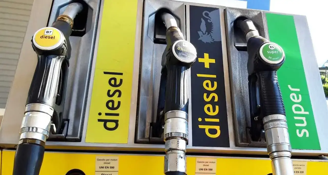 Caro benzina e diesel, il governo taglia le accise di 25 centesimi al litro ma solo per 20 giorni\n