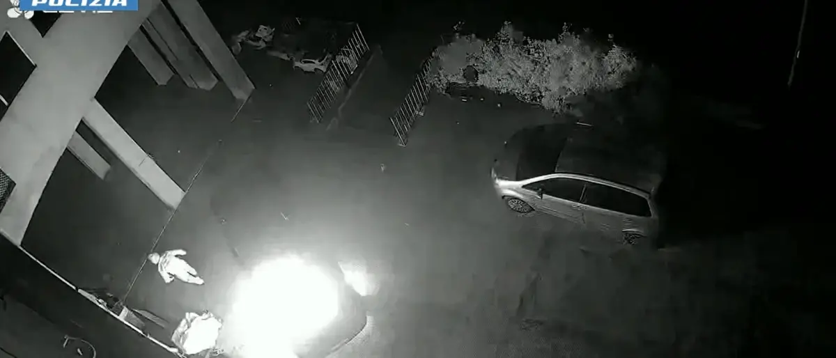 Palmi, la Polizia arresta\u00A0un uomo di 56 anni per l’incendio di un’autovettura\n