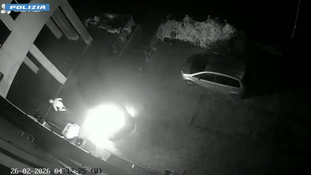 <p>Il video con l'auto che prende fuoco e l'uomo che si d&agrave; alla fuga (lacnews24.it)</p>\\n