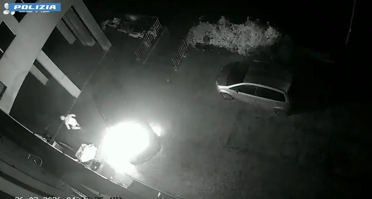<p>Incendio doloso a Palmi, 56enne incastrato dalle telecamere dopo il rogo di un’auto: <span style=\"color:hsl(0, 75%, 60%);\">ha confessato</span></p>