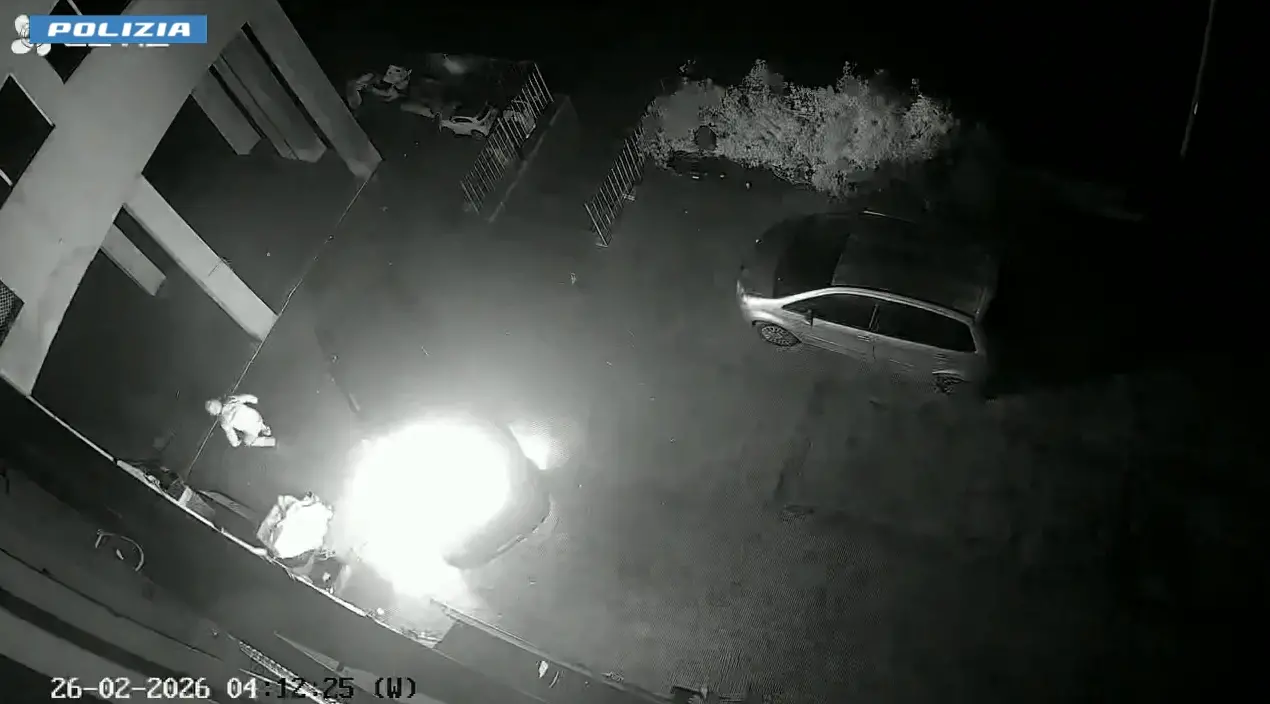 Dà fuoco a un'auto a Palmi: arrestato 56enne