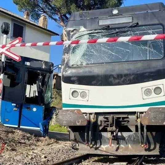 Incidente a Viterbo, si scontrano treno e pullman al passaggio a livello: studenti feriti\n