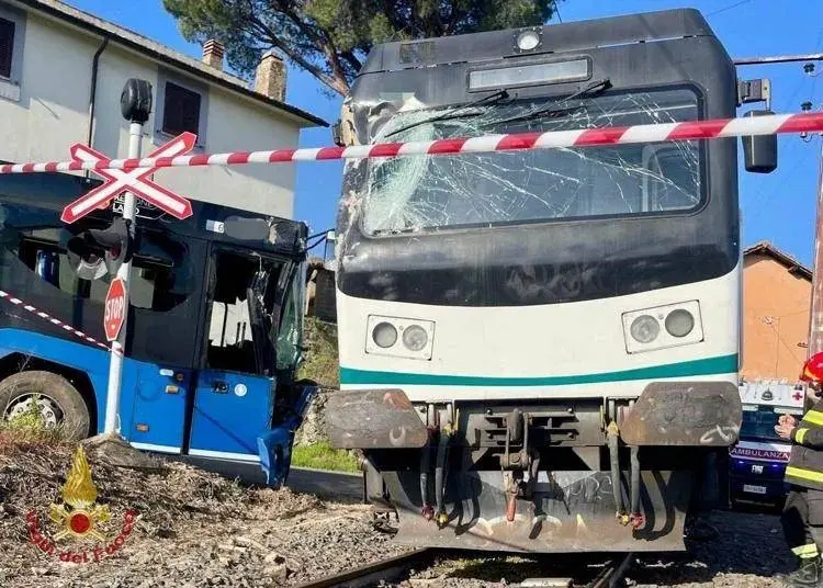 Incidente a Viterbo, si scontrano treno e pullman al passaggio a livello: studenti feriti\n