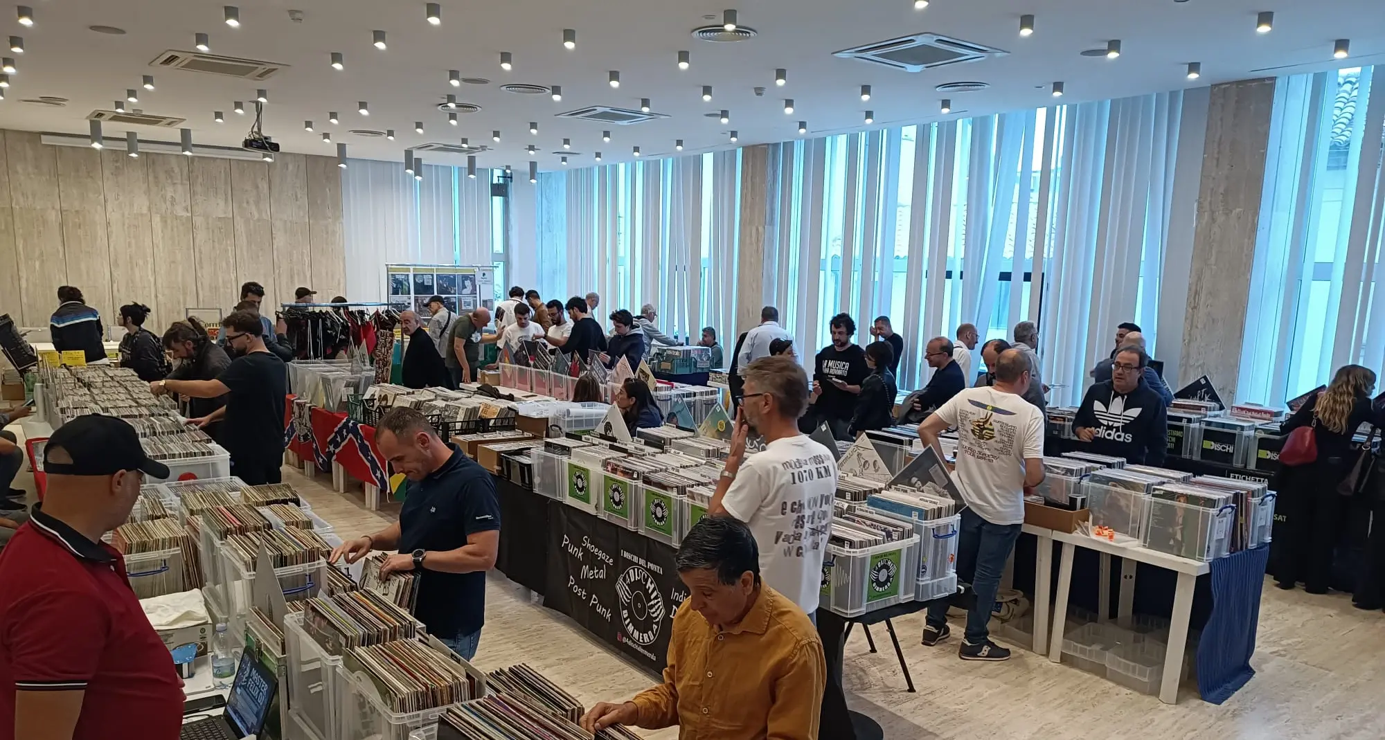 <p><span style=\"color:hsl(0, 75%, 60%);\">Catanzaro Vinyl Market</span>: sabato 21 e domenica 22 marzo nuovo appuntamento con l'evento dedicato al disco che unisce tutta Italia</p>
