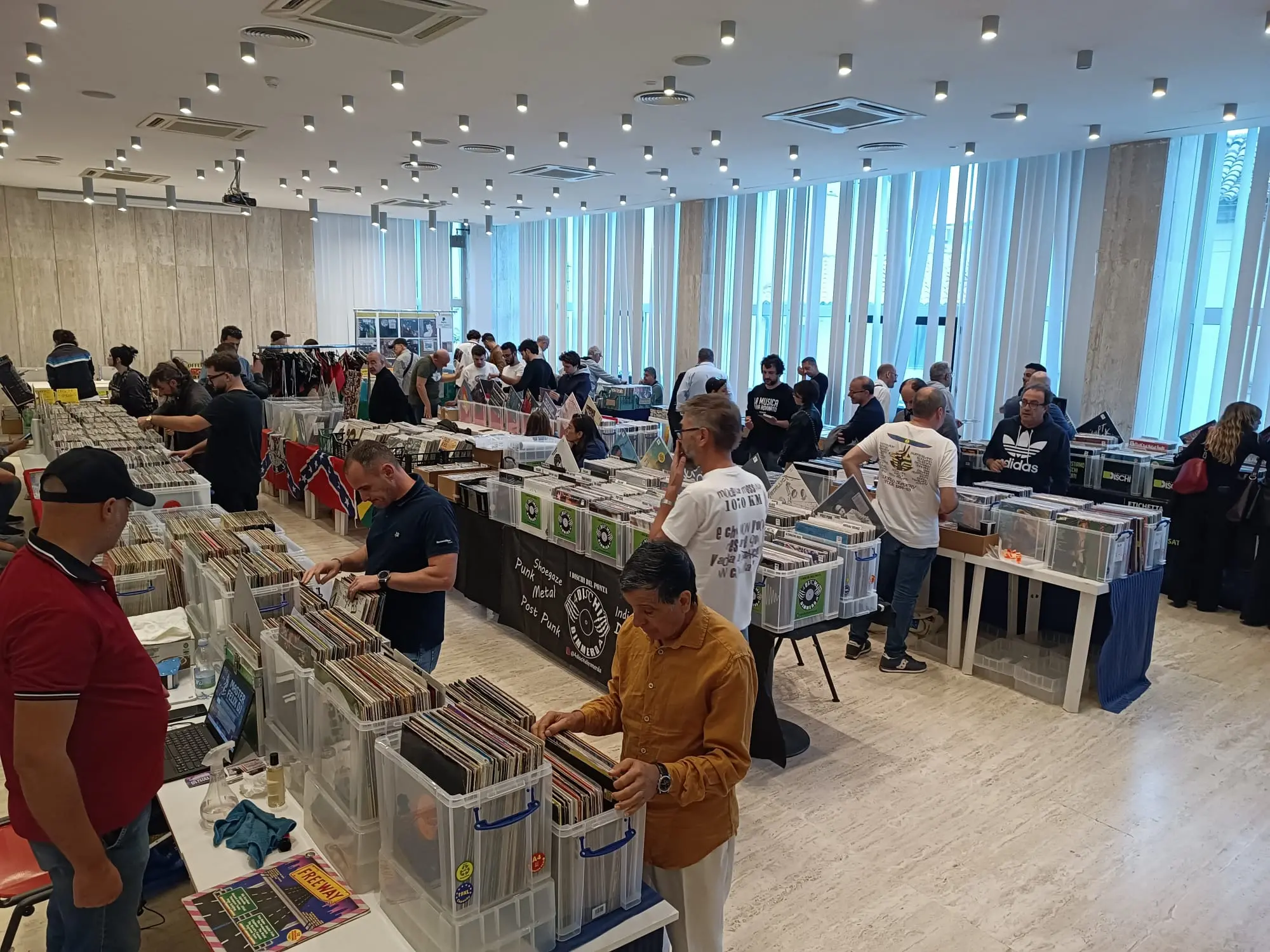 Catanzaro Vinyl Market: sabato 21 e domenica 22 marzo nuovo appuntamento con l'evento dedicato al disco che unisce tutta Italia\n