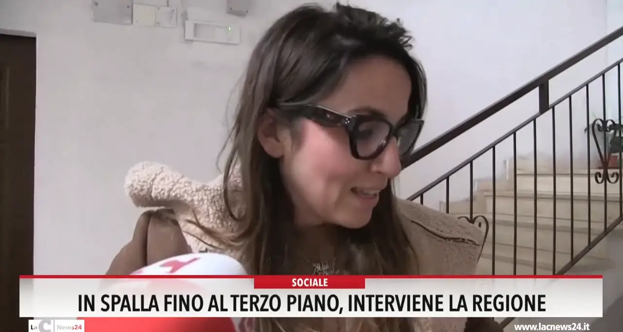 <p>In spalla fino al terzo piano con la figlia disabile, interviene la Regione</p>