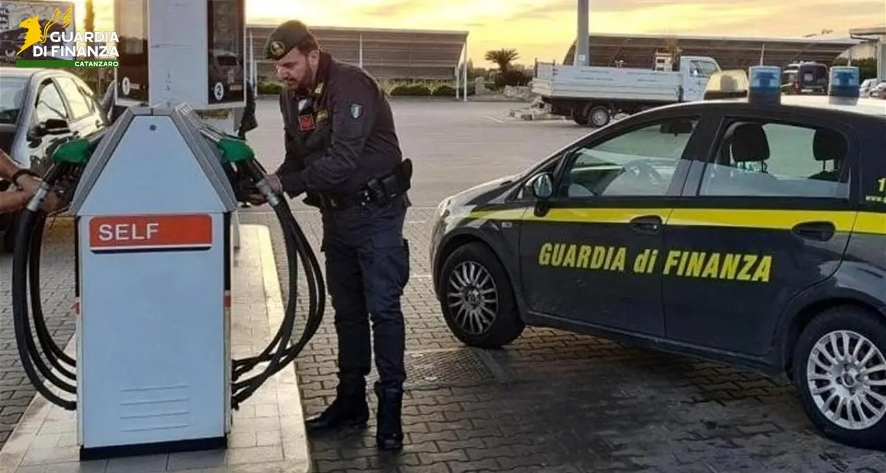 Benzina e diesel, rincari sospetti prima del decreto che taglia le accise: le denunce dei consumatori\n