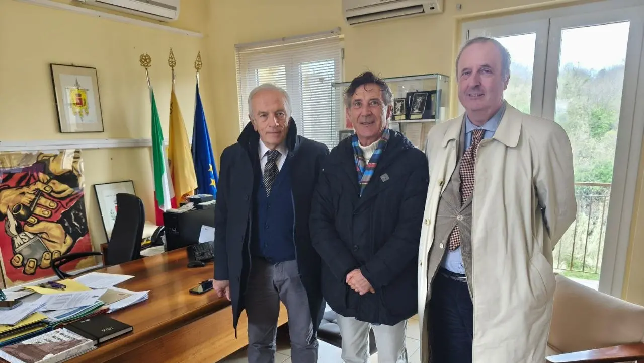 <p>I commissari di Stefanaconi Raio e Todini con il sindaco di Sant'Onofrio Pezzo (al centro)</p>\\n