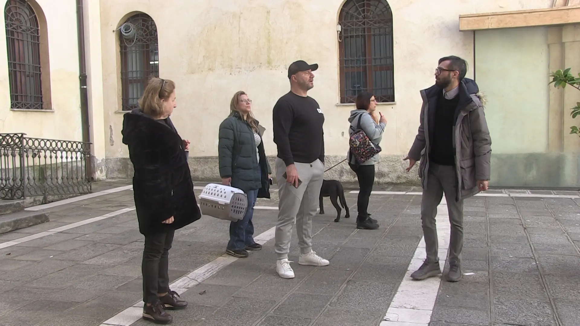 Volontari e\u00A0animalisti irrompono a Palazzo De Nobili decisi a parlare col\u00A0sindaco Fiorita\n