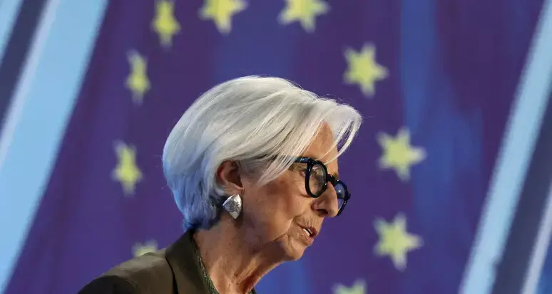 Bce, tassi fermi al 2%: pesa l’incertezza globale: inflazione a rischio con la crisi energetica\n