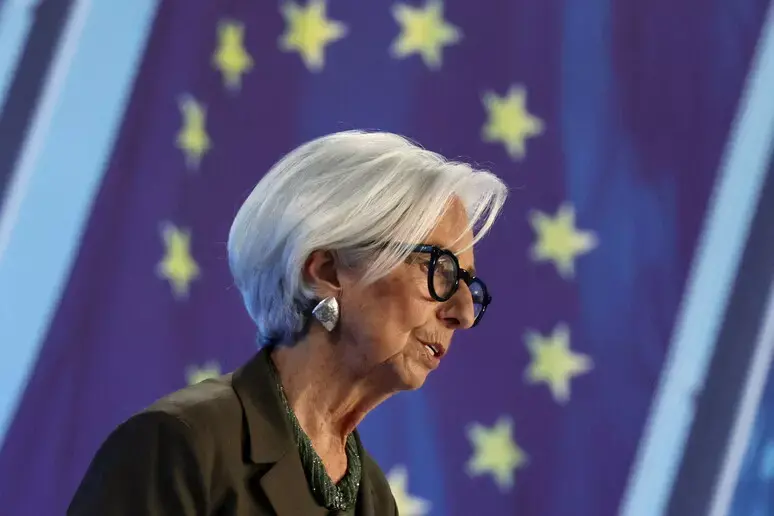 Bce, tassi fermi al 2%: pesa l’incertezza globale: inflazione a rischio con la crisi energetica\n