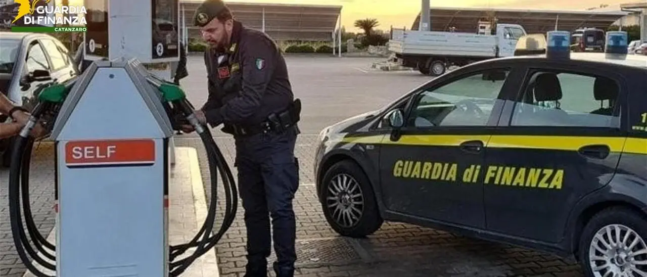 Carburanti, il Codacons:\u00A0«Prezzi al rialzo dopo il taglio accise». Al via i controlli della Guardia di finanza\n