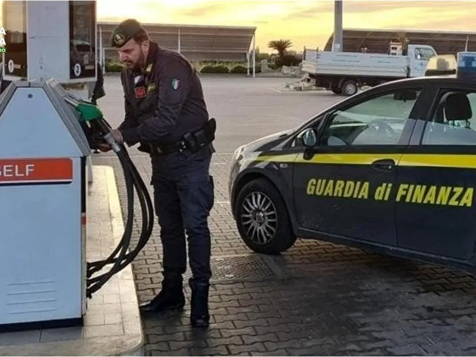 Carburanti, il Codacons: «Prezzi al rialzo dopo il taglio accise». Al via i controlli della Guardia di finanza
