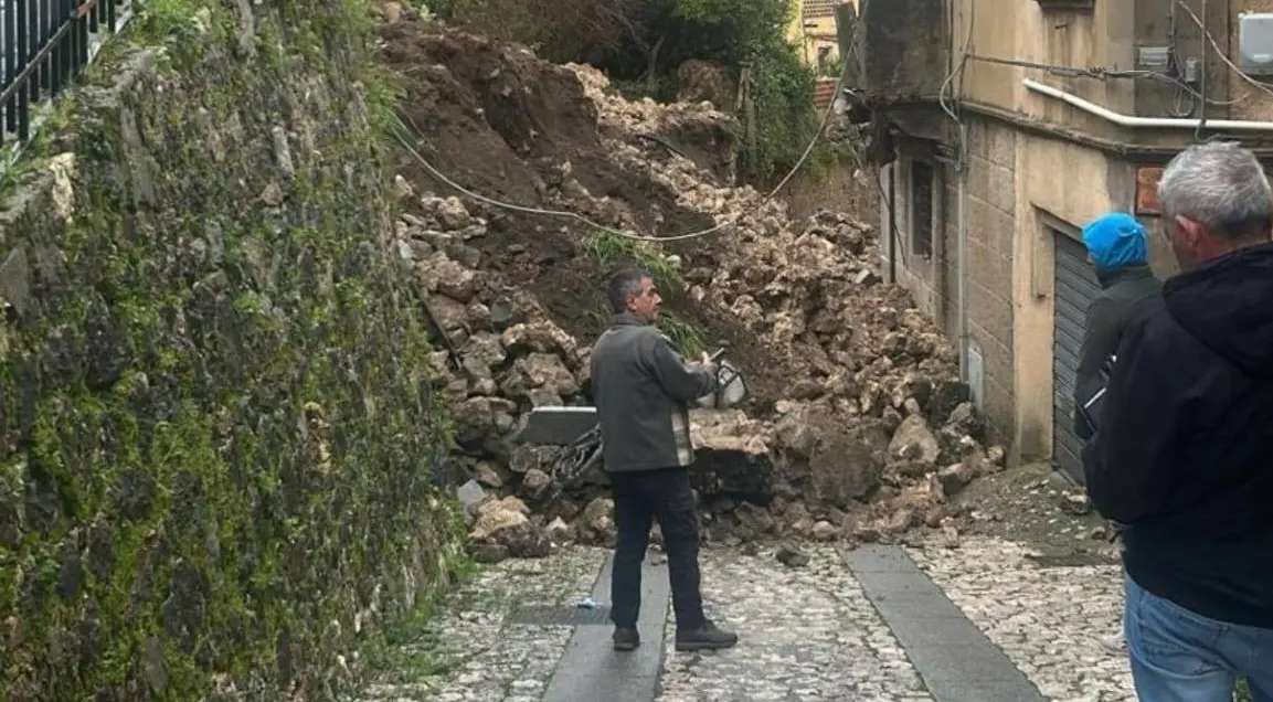 Frana a Stilo, evitato il peggio. Il Comune: «Condizioni del terreno instabili»\n