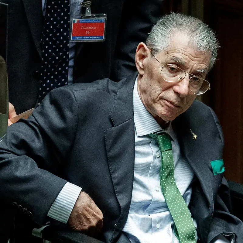 Addio a Umberto Bossi, il “senatùr” che con il suo antimeridionalismo ha segnato la storia politica italiana\n