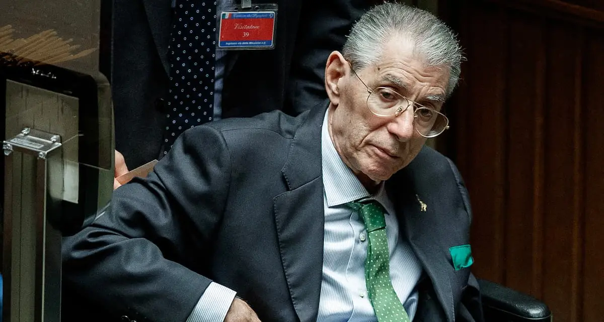 Addio a Umberto Bossi, il “senatùr” che con il suo antimeridionalismo ha segnato la storia politica italiana\n