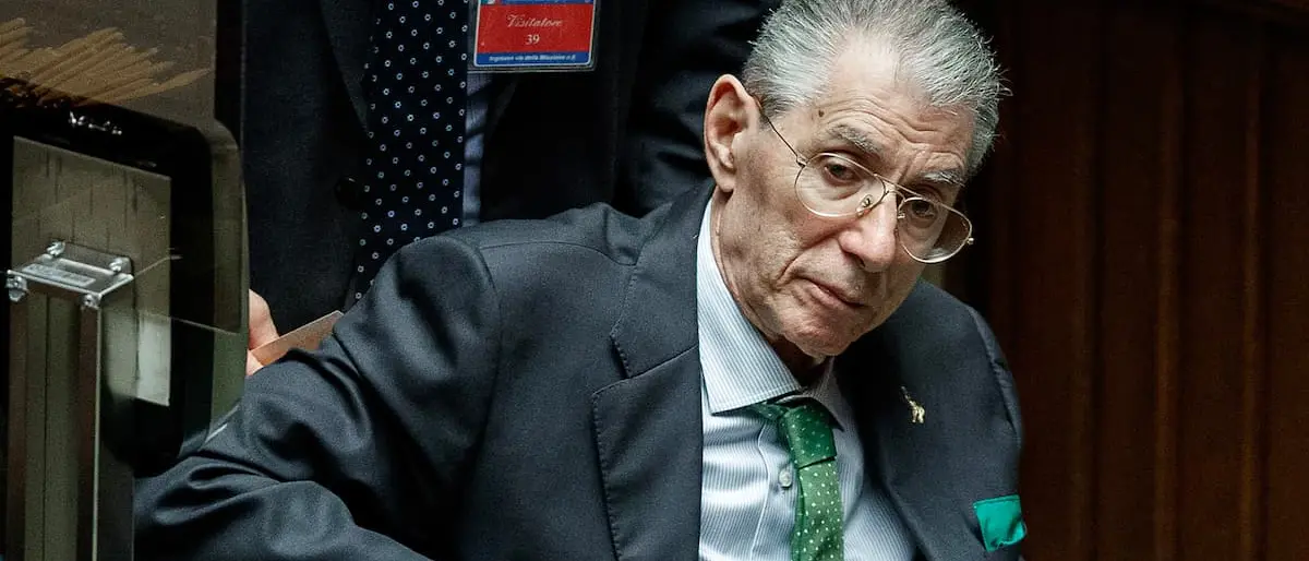 Addio a Umberto Bossi, il “senatùr” che con il suo antimeridionalismo ha segnato la storia politica italiana\n