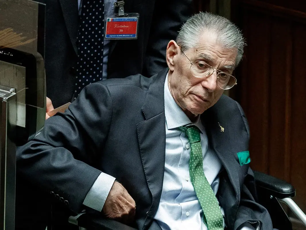 Addio a Umberto Bossi, il “senatùr” che con il suo antimeridionalismo ha segnato la storia politica italiana