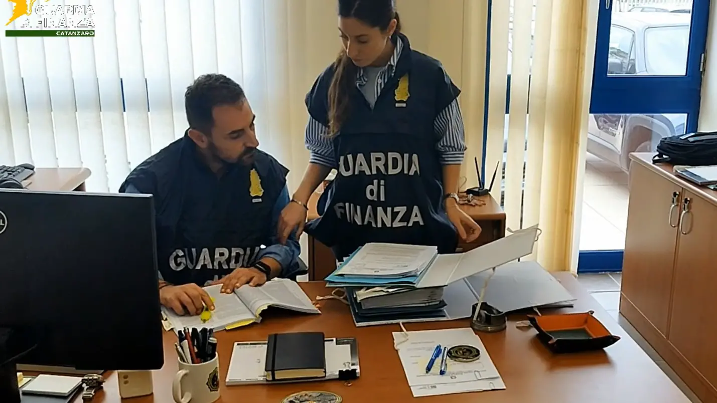 <p>Truffa sulle protesi acustiche tra Lamezia e Catanzaro: sequestrate 3 aziende, <span style=\"color:hsl(0, 75%, 60%);\">coinvolti medici</span> del Pugliese Ciaccio</p>