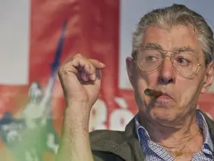 La morte di Umberto Bossi riapre la frattura: l’Italia divisa che non abbiamo mai ricucito