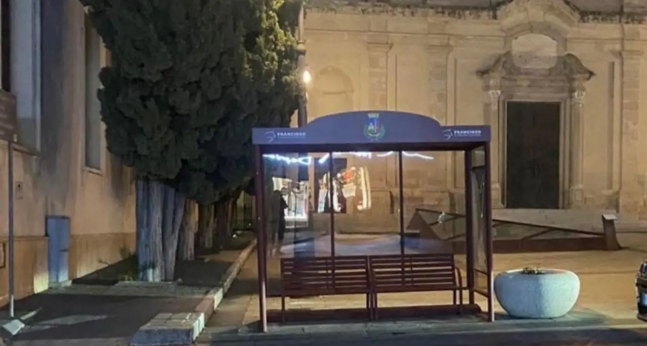 Pensilina in piazza San Leoluca, la Lega attacca il Comune di Vibo: «Sfregio urbanistico»\n
