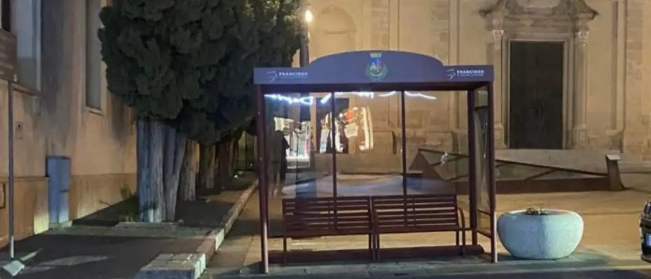 Pensilina in piazza San Leoluca, la Lega attacca il Comune di Vibo: «Sfregio urbanistico»\n