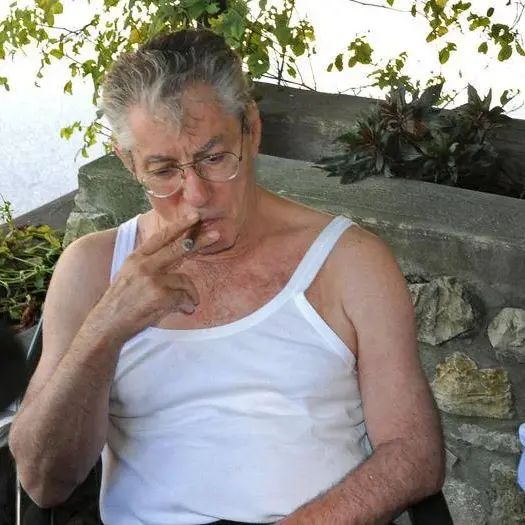 Canottiera, dito medio e il linguaggio come clava: così Umberto Bossi ha fatto del rancore una forza politica\n