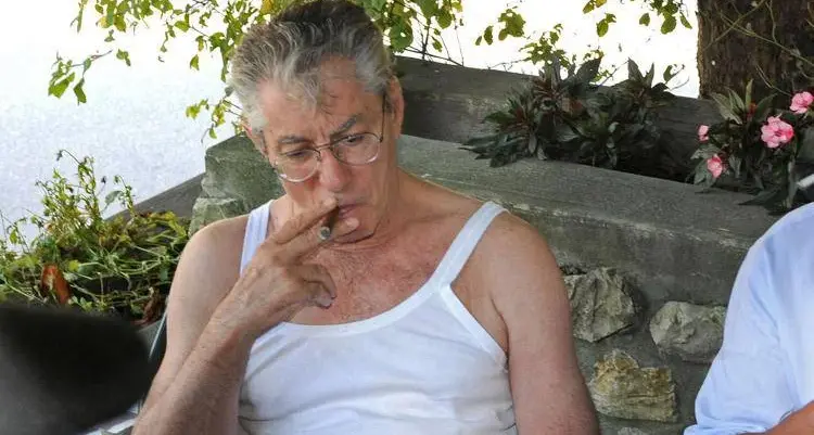 Canottiera, dito medio e il linguaggio come clava: così Umberto Bossi ha fatto del rancore una forza politica\n