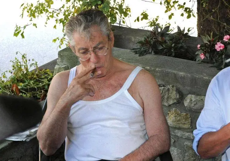 Canottiera, dito medio e il linguaggio come clava: così Umberto Bossi ha fatto del rancore una forza politica\n