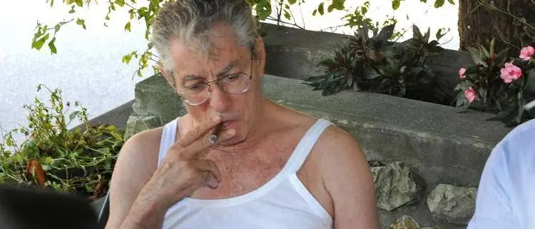 Canottiera, dito medio e il linguaggio come clava: così Umberto Bossi ha fatto del rancore una forza politica\n